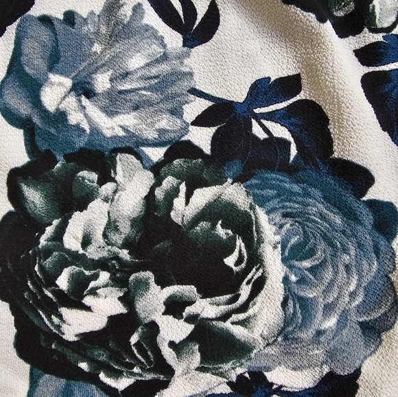 Calvin Klein Dress Shirt Size L Floral Design Lt Gray base Flutter Sleeves - Picture 4 of 6